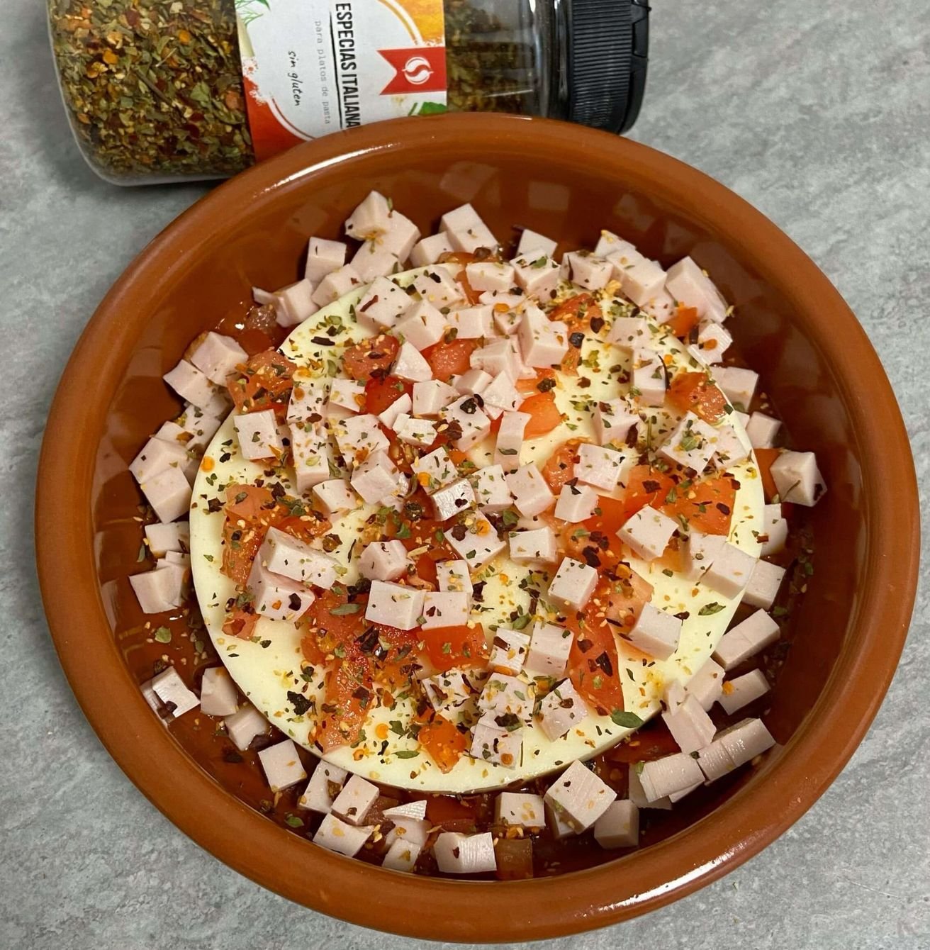 Provolone con jamón y tomate en airfryer Provolone con jamón y tomate en airfryer