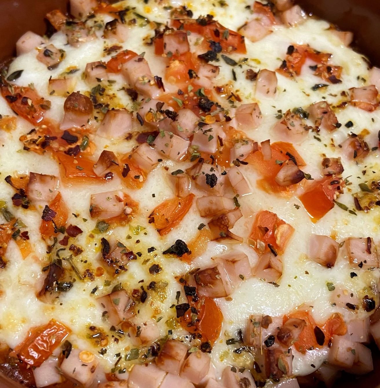 Provolone con jamón y tomate en airfryer Provolone con jamón y tomate en airfryer