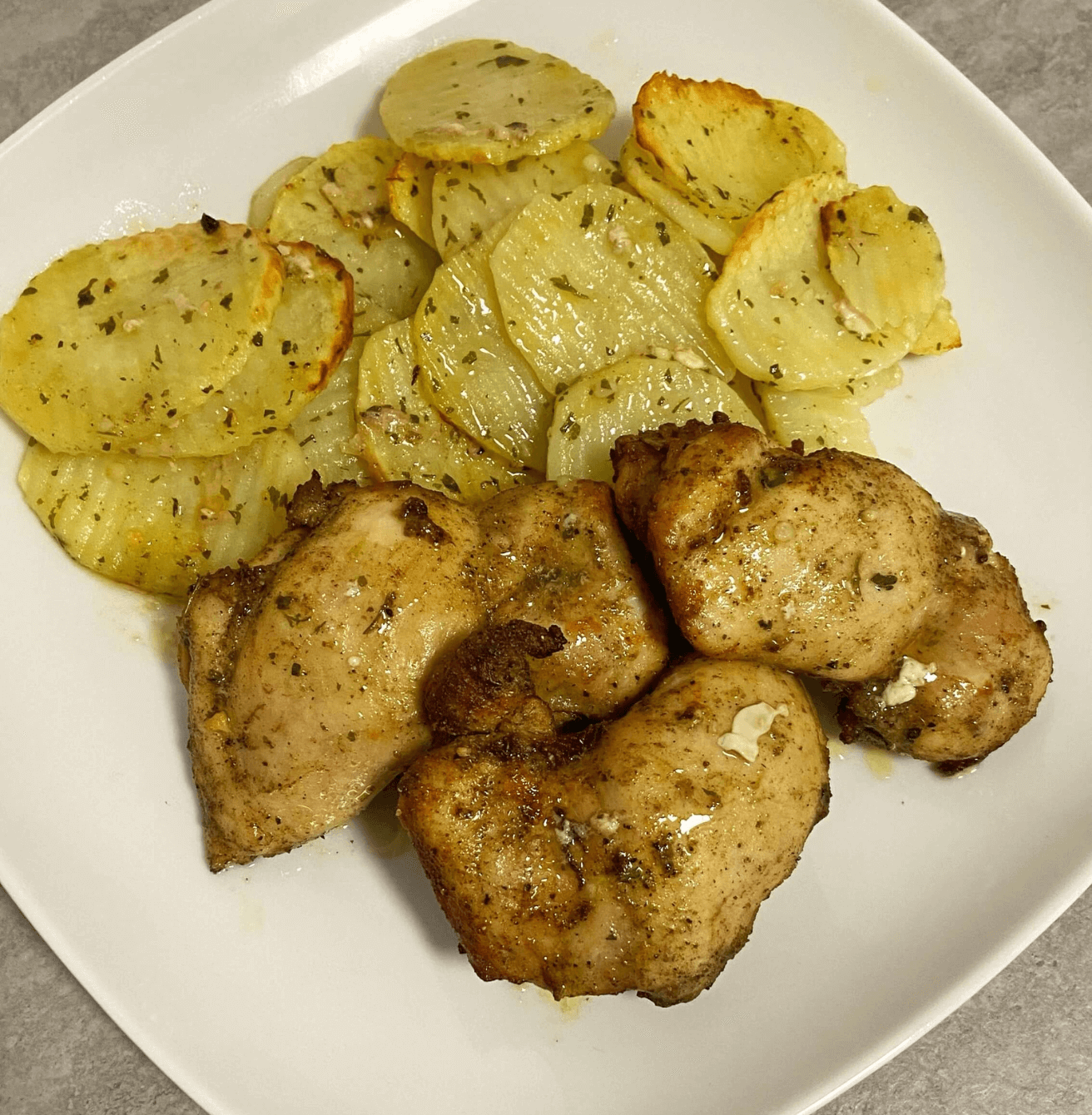 Receta de Contramuslos de pollo y patatas en airfryer Receta de Contramuslos de pollo y patatas en airfryer