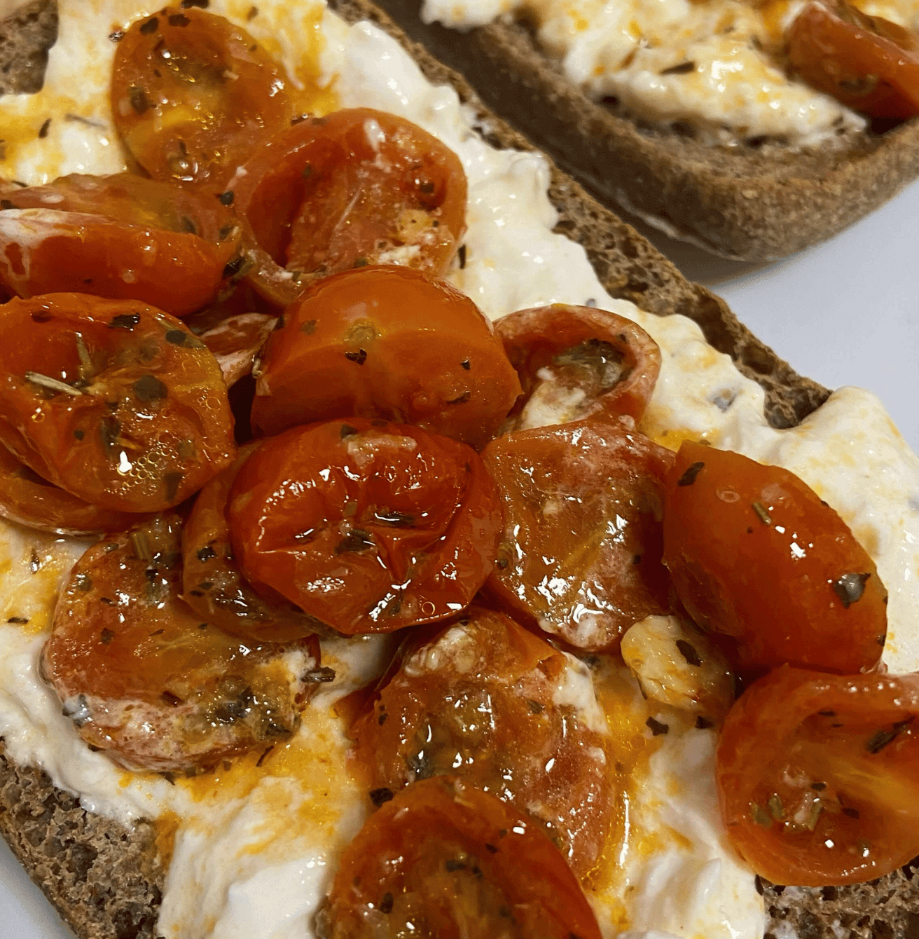 Receta de Tosta de tomatitos asados con burrata en Airfryer Receta de Tosta de tomatitos asados con burrata en Airfryer