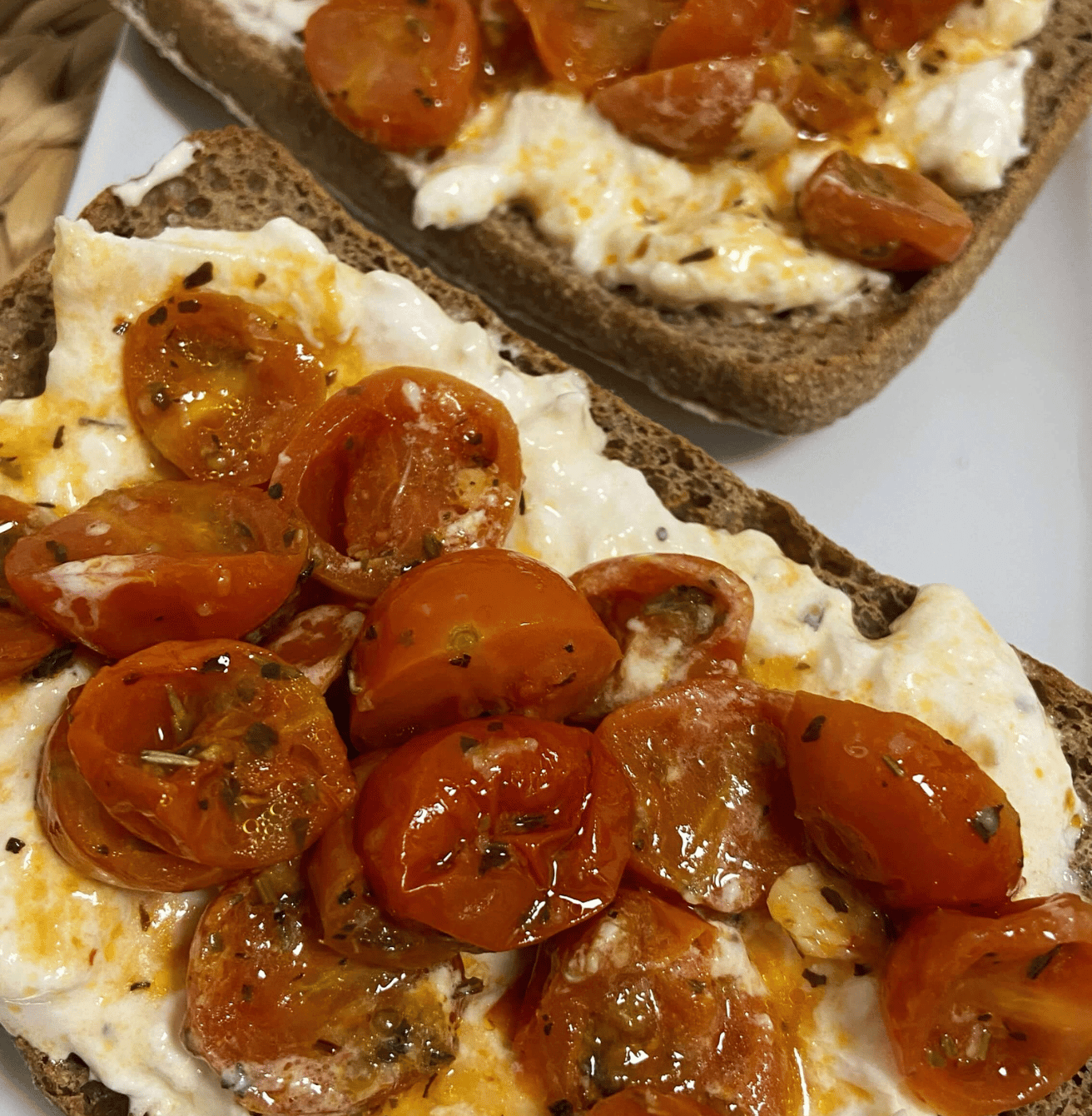 Receta de Tosta de tomatitos asados con burrata en Airfryer Receta de Tosta de tomatitos asados con burrata en Airfryer